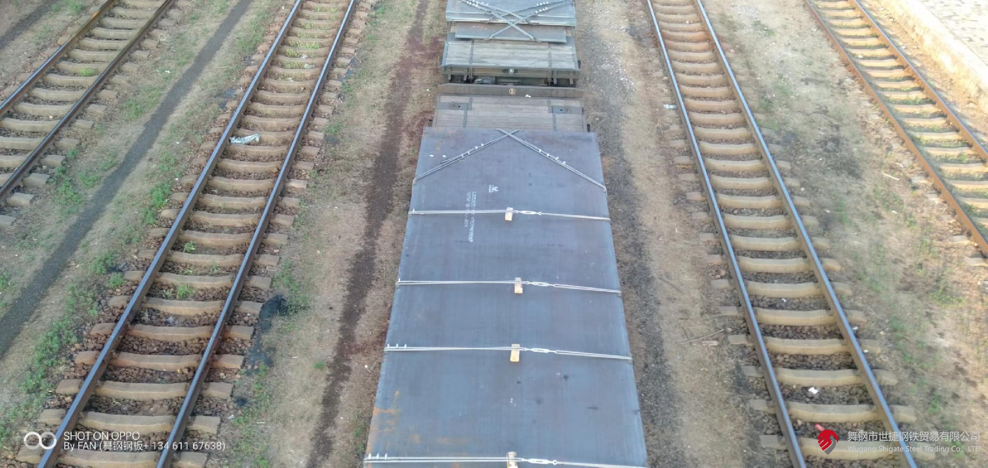 微信圖片_20220810094805.jpg  一、鋼板（包括帶鋼）的分類(lèi)：   1、按厚度分類(lèi)：（1）薄板（2）中板（3）厚板（4）特厚板   2、按生產(chǎn)方法分類(lèi)：（1）熱軋鋼板（2）冷軋鋼板   3、按表面特征分類(lèi):（1）鍍鋅板（熱鍍鋅板、電鍍鋅板）（2）鍍錫板（3）復(fù)合鋼板 （4）彩色涂層鋼板    4、按用途分類(lèi):（1）橋梁鋼板（2）鍋爐鋼板（3）造船鋼板（4）裝甲鋼板（5）汽車(chē)鋼板（6） 屋面鋼板（7）結(jié)構(gòu)鋼板（8）電工鋼板（硅鋼片）（9）彈簧鋼板（10）其他    二、普通及機(jī)械結(jié)構(gòu)用鋼板中常見(jiàn)的日本牌號(hào)   1、日本鋼材(JIS系列)的牌號(hào)中普通結(jié)構(gòu)鋼主要由三部分組成第一部分表示材質(zhì)，如： S （Steel）表示鋼， F（Ferrum）表示鐵；第二部分表示不同的形狀、種類(lèi)、用途，如P(Plate) 表示板， T（Tube）表示管,K(Kogu)表示工具；第三部分表示特征數(shù)字，一般為最低抗拉強(qiáng)度。 如： SS400——第一個(gè)S表示鋼(Steel)，第二個(gè)S表示“結(jié)構(gòu)”（Structure），400為下限抗拉 強(qiáng)度400MPa，整體表示抗拉強(qiáng)度為400MPa的普通結(jié)構(gòu)鋼。   2、SPHC——首位S為鋼Steel的縮寫(xiě)，P為板Plate的縮寫(xiě)，H為熱 Heat的縮寫(xiě)， C為商業(yè) Commercial的縮寫(xiě)，整體表示一般用熱軋鋼板及鋼帶。   3、SPHD——表示沖壓用熱軋鋼板及鋼帶。   4、SPHE——表示深沖用熱軋鋼板及鋼帶。   5、SPCC——表示一般用冷軋?zhí)妓劁摫“寮颁搸?，相?dāng)于中國(guó)Q195-215A牌號(hào)。其中第三個(gè)字母C為冷 Cold的縮寫(xiě)。需保證抗拉試驗(yàn)時(shí)，在牌號(hào)末尾加T為SPCCT。   6、SPCD——表示沖壓用冷軋?zhí)妓劁摫“寮颁搸?，相?dāng)于中國(guó)08AL（13237）優(yōu)質(zhì)碳素結(jié)構(gòu)鋼。   7、SPCE——表示深沖用冷軋?zhí)妓劁摫“寮颁搸?，相?dāng)于中國(guó)08AL（5213）深沖鋼。需保證非時(shí)效性時(shí)，在牌號(hào)末尾加N為SPCEN。 冷軋?zhí)妓劁摫“寮颁搸д{(diào)質(zhì)代號(hào)：退火狀態(tài)為A，標(biāo)準(zhǔn)調(diào)質(zhì)為 S，1/8硬為8，1/4硬為4，1/2硬為2，硬為1。 表面加工代號(hào)：無(wú)光澤精軋為D，光亮精軋為B。   如SPCC-SD表示標(biāo)準(zhǔn)調(diào)質(zhì)、無(wú)光澤精軋的一般用冷軋?zhí)妓乇“?。再如SPCCT-SB表示標(biāo)準(zhǔn)調(diào)質(zhì)、光亮加工，要求保證機(jī)械性能的冷軋?zhí)妓乇“濉?  8、JIS機(jī)械結(jié)構(gòu)用鋼牌號(hào)表示方法為：  S+含碳量+字母代號(hào)（C、CK），其中含碳量用中間值×100表示，字母C：表示碳 K：表示滲碳用鋼。如碳結(jié)卷板S20C其含碳量為0.18-0.23%。    三、我國(guó)及日本硅鋼片牌號(hào)表示方法    1、中國(guó)牌號(hào)表示方法：  （1）冷軋無(wú)取向硅鋼帶（片）   表示方法：DW+鐵損值（在頻率為50HZ，波形為正弦的磁感峰值為1.5T的單位重量鐵損值。）的100倍+厚度值的100倍。 如DW470-50 表示鐵損值為4.7w/kg，厚度為0.5mm的冷軋無(wú)取向硅鋼， 現(xiàn)新型號(hào)表示為50W470。  （2）冷軋取向硅鋼帶（片）    表示方法：DQ+鐵損值（在頻率為50HZ，波形為正弦的磁感峰值為1.7T的單位重量鐵損值。）的100倍+厚度值的100倍。有時(shí)鐵損值后加G表示高磁感。 如DQ133-30表示鐵損值為1.33，厚度為 0.3mm的冷軋取向硅鋼帶（片），現(xiàn)新型號(hào)表示為30Q133。  （3）熱軋硅鋼板       熱軋硅鋼板用DR表示，按硅含量的多少分成低硅鋼（含硅量≤2.8%）、高硅鋼（含硅量＞ 2.8%）。 表示方法：DR+鐵損值（用50HZ反復(fù)磁化和按正弦形變化的磁感應(yīng)強(qiáng)度最大值為1.5T時(shí)的單位重量鐵損值）的100倍+厚度值的100倍。如DR510-50表示鐵損值為5.1，厚度為0.5mm的熱軋硅鋼板。家用電器用熱軋硅鋼薄板的牌號(hào)用JDR+鐵損值+厚度值來(lái)表示，如JDR540-50。   2、日本牌號(hào)表示方法：   （1）冷軋無(wú)取向硅鋼帶由公稱(chēng)厚度（擴(kuò)大100倍的值）+代號(hào)A+鐵損保證值（將頻率50HZ，最大磁通密度為1.5T時(shí)的鐵損值擴(kuò)大100倍后的值）。 如50A470表示厚度為0.5mm，鐵損保證值為≤ 4.7的冷軋無(wú)取向硅鋼帶。   （2）冷軋取向硅鋼帶由公稱(chēng)厚度（擴(kuò)大100倍的值）+代號(hào)G：表示普通材料，P：表示高取向性 材料+鐵損保證值（將頻率50HZ，最大磁通密度為1.7T時(shí)的鐵損值擴(kuò)大100倍后的值）。如30G130 表示厚度為0.3mm，鐵損保證值為≤1.3的冷軋取向硅鋼帶。     四、電鍍錫板和熱鍍鋅板：   1、電鍍錫板     電鍍錫薄鋼板和鋼帶，也稱(chēng)馬口鐵，這種鋼板（帶）表面鍍了錫，有很好的耐蝕性，且無(wú)毒，可用作罐頭的包裝材料，電纜內(nèi)外護(hù)皮，儀表電訊零件，電筒等小五金    五、沸騰鋼板與鎮(zhèn)靜鋼板   1、沸騰鋼板是由普通碳素結(jié)構(gòu)鋼沸騰鋼熱軋成的鋼板。沸騰鋼是一種脫氧不完全的鋼，只用一定量的弱脫氧劑對(duì)鋼液脫氧，鋼液含氧量較高，當(dāng)鋼水注入鋼錠模后，碳氧反應(yīng)產(chǎn)生大量氣體，造成鋼液沸騰，沸騰鋼由此而得名。沸騰鋼含碳量低，由于不用硅鐵脫氧，鋼中含硅量也低（Si<0.07%）。沸騰鋼的外層是在沸騰所造成的鋼液劇烈攪動(dòng)的條件下結(jié)晶成的，故表層純凈、致密，表面質(zhì)量好，  有很好的塑性和沖壓性能，沒(méi)有大的集中縮孔，切頭少，成材率高，  而且沸騰鋼生產(chǎn)工藝簡(jiǎn)單，鐵合金消耗少，鋼材成本低。沸騰鋼板大量用于制造各種沖壓件， 建筑及工程結(jié)構(gòu)及一些不太重要的機(jī)器結(jié)構(gòu)零部件。但沸騰鋼心部雜質(zhì)較多，偏析較嚴(yán)重，  組織不致密，力學(xué)性能不均勻。同時(shí)由于鋼中氣體含量較多，故韌性低，冷脆和時(shí)效敏感性較大，  焊接性能也較差。故沸騰鋼板不適于制造承受沖擊載荷、在低溫條件下工作的焊接結(jié)構(gòu)及其他重要結(jié)構(gòu)。    2、鎮(zhèn)靜鋼板是由普通碳素結(jié)構(gòu)鋼鎮(zhèn)靜鋼熱軋制成的鋼板。鎮(zhèn)靜鋼是脫氧完全的鋼，鋼液在澆注前用錳鐵、硅鐵和鋁等進(jìn)行充分脫氧，鋼液含氧量低（一般為0.002-0.003%），鋼液在鋼錠模中較平靜，不產(chǎn)生沸騰現(xiàn)象，鎮(zhèn)靜鋼由此得名。在正常操作條件下，鎮(zhèn)靜鋼中沒(méi)有氣泡，組織均勻致密；由于含氧量低，鋼中氧化物夾雜較少，純凈度較高，冷脆和時(shí)效傾向小；同時(shí)，鎮(zhèn)靜鋼偏析較小，性能比較均勻，質(zhì)量較高。鎮(zhèn)靜鋼的缺點(diǎn)是有集中縮孔，成材率低，價(jià)格較高。因此， 鎮(zhèn)靜鋼材主要用于低溫下承受沖擊的構(gòu)件焊接結(jié)構(gòu)及其他要求強(qiáng)度較高的構(gòu)件。低合金鋼板都是鎮(zhèn)靜鋼和半鎮(zhèn)靜鋼鋼板。由于強(qiáng)度較高，性能優(yōu)越，能節(jié)約大量鋼材，減輕結(jié)構(gòu)重量，其應(yīng)用已越來(lái)越廣泛。     六、優(yōu)質(zhì)碳素結(jié)構(gòu)鋼板  優(yōu)質(zhì)碳素結(jié)構(gòu)鋼是含碳小于0.8%的碳素鋼，這種鋼中所含的硫、磷及非金屬夾雜物比碳素結(jié)構(gòu)鋼少，機(jī)械性能較為優(yōu)良。優(yōu)質(zhì)碳素結(jié)構(gòu)鋼按含碳量不同可分為三類(lèi)：低碳鋼（C≤0.25%）、中碳鋼（C為0.25-0.6%）和高碳鋼（C＞0.6%）。 優(yōu)質(zhì)碳素結(jié)構(gòu)鋼按含錳量不同分為正常含錳量（含錳0.25%-0.8%）和較高含錳量（含錳0.70%-1.20%）兩組，后者具有較好的力學(xué)性能和加工性能。  1、優(yōu)質(zhì)碳素結(jié)構(gòu)鋼熱軋薄鋼板和鋼   優(yōu)質(zhì)碳素結(jié)構(gòu)鋼熱軋薄鋼板和鋼帶用于汽車(chē)、航空工業(yè)及其他部門(mén)。其鋼的牌號(hào)為沸騰鋼：08F、10F、15F；鎮(zhèn)靜鋼：08、08AL、10、15、20、25、30、35、40、45、50。25及25以下為低碳鋼板30及30以上為中碳鋼板。   2、優(yōu)質(zhì)碳素結(jié)構(gòu)鋼熱軋厚鋼板和寬鋼帶 優(yōu)質(zhì)碳素結(jié)構(gòu)鋼熱軋厚鋼板和寬鋼帶用于各種機(jī)械結(jié)構(gòu)件。其鋼的牌號(hào)為低碳鋼包括：05F、08F、08、10F、10、15F、15、20F、20、25、20Mn、25Mn等；中碳鋼包括：30、35、40、45、50、55、60、30Mn、40Mn、50Mn、60Mn等；高碳鋼包括：65、70、65Mn等。      七、專(zhuān)用結(jié)構(gòu)鋼板    1、壓力容器用鋼板：用大寫(xiě)R在牌號(hào)尾表示，其牌號(hào)可用屈服點(diǎn)也可用含碳量或含合金元素表示。如：Q345R，Q345為屈服點(diǎn)。再如： 20R、16MnR、15MnVR、15MnVNR、8MnMoNbR、MnNiMoNbR、15CrMoR等均用含碳量或含合金元素來(lái)表示。   2、焊接氣瓶用鋼板：用大寫(xiě)HP在牌號(hào)尾表示，其牌號(hào)可以用屈服點(diǎn)表示，如：Q295HP、Q345HP； 也可用含合金元素來(lái)表示如：16MnREHP。   3、鍋爐用鋼板：用小寫(xiě)g在牌號(hào)尾表示。 其牌號(hào)可用屈服點(diǎn)表示，如：Q390g；也可用含碳量或含合金元素來(lái)表示，如20g、22Mng、15CrMog、16Mng、19Mng、13MnNiCrMoNbg、12Cr1MoVg等。   4、橋梁用鋼板：用小寫(xiě)q在牌號(hào)尾表示，如Q420q、16Mnq、14MnNbq等。   5、汽車(chē)大梁用鋼板：用大寫(xiě)L在牌號(hào)尾表示，如09MnREL、06TiL、08TiL、10TiL、09SiVL、16MnL、16MnREL等。     八、彩色涂層鋼板    彩色涂層鋼板和鋼帶是以金屬帶材為基底，在其表面涂以各類(lèi)有機(jī)涂料的產(chǎn)品， 用于建筑、家用電器、鋼制家具、交通工具等領(lǐng)域。   合金結(jié)構(gòu)鋼是在碳素結(jié)構(gòu)基礎(chǔ)上，加入5%以下的一種或幾種元素。鋼中加入合金元素，首先是提高了鋼的淬透性，保證鋼經(jīng)過(guò)熱處理后獲得良好的綜合機(jī)械性能，具有高的強(qiáng)度和足夠的韌性。    九、鋼的分類(lèi)   1、根據(jù)熱處理工藝的不同大體分為：   （1）調(diào)質(zhì)結(jié)構(gòu)鋼：許多重要零件如軸類(lèi)、連桿、重要螺栓等，多是在承受很大的交變應(yīng)力和沖擊負(fù)荷等多種復(fù)合應(yīng)力下工作，因此要求有較高的強(qiáng)度和韌性的綜合機(jī)械性能。為了達(dá)到上述要求，鋼件必須經(jīng)過(guò)淬火及高溫回火處理（即調(diào)質(zhì)處理），淬火處理得馬氏體組織，然后高溫回火得到索氏體組織。調(diào)質(zhì)鋼的含碳量在0.3－0.5%之間，碳量低不易淬硬，回火后得不到所需強(qiáng)度；碳量高則韌性低，在使用中發(fā)生脆性斷裂。   （2）表面硬化鋼：制成的零件通過(guò)某種熱片處理可以得到堅(jiān)硬耐磨的表面層和柔韌適當(dāng)?shù)男牟俊Ｈ琮X輪為了傳遞扭矩，必須有足夠強(qiáng)度，在換擋過(guò)程中又承受沖擊負(fù)荷，又要求有韌性，在嚙合過(guò)程中，齒輪又承受強(qiáng)烈的磨損而就有耐磨性因此，齒輪應(yīng)具有整體強(qiáng)度高和“表硬內(nèi)韌”的性能。   2、按熱處理工藝，主要有：   （1）受用低碳鋼滲碳淬火：含碳量一般在0.10－0.25%之間，以保證零件心部有良好的韌性。作滲碳用的合結(jié)鋼加入＜2%‘鉻、＜4.5%鎳、2%錳、0.001－0.004%硼，可以提高鋼的淬透性，改善零件心部組織和性能外，還能提高滲碳層的強(qiáng)度和塑性；有時(shí)還加入微量的鈦、釩等元素，起細(xì)化晶粒，防止?jié)B碳時(shí)發(fā)生過(guò)熱的影響。   （2）采用滲氮處理：合結(jié)鋼中含有鋁的鋼如38CrMoAL屬滲氮鋼。鋁可和氮化合形成氮化鋁，增加表面硬度和耐磨。   （3）采用碳鋼高頻感應(yīng)加熱表層淬火：合金結(jié)構(gòu)鋼按治金質(zhì)量分為優(yōu)質(zhì)鋼和高級(jí)優(yōu)質(zhì)鋼（鋼號(hào)后加“A”）；用途分為壓力加工（熱壓力加工或冷壓力加工）和切削加工用鋼；按供應(yīng)狀態(tài)分為不熱處理、正火、退火或高溫回火。     十、 碳素鋼的定義及鋼中五元素　  含碳2%以下的鐵碳合金稱(chēng)為鋼。碳素鋼中的五元素是指化學(xué)成份中的主要組成物，即 C、Si、Mn、S、P（碳、硅、錳、硫、磷）。其次是在煉鋼過(guò)程中不可避免地 會(huì)混入氣體，含O、H、N（氧、氫、氮）。此外，用鋁—硅脫氧鎮(zhèn)靜工藝中，必然在鋼水中含有 Al，當(dāng)Als（酸溶鋁）≥0。020%時(shí)， 還有細(xì)化晶粒的作用　    十一、 鋼鐵是怎樣煉成的？　  煉鋼的主要任務(wù)是按所煉鋼種的質(zhì)量要求，調(diào)整鋼中碳和合金元素含量到規(guī)定范圍之內(nèi)，并使P、S、H、O、N等雜質(zhì)的含量降至允 許限量之下。煉鋼過(guò)程實(shí)質(zhì)上是一個(gè)氧化過(guò)程，爐料中過(guò)剩的碳被氧化，燃燒成CO氣體逸出，其它Si、P、Mn 等氧化后進(jìn)入爐渣中。S部份進(jìn)入 煉渣中，部份則生成SO2排出。當(dāng)鋼水成份和溫度達(dá)到工藝要求后，即可出鋼。為了除去鋼中過(guò)剩的氧及調(diào)整化學(xué)成份，可以添加脫氧劑和鐵合金或合金元素。　    十二、 轉(zhuǎn)爐煉鋼簡(jiǎn)介　  從魚(yú)雷車(chē)運(yùn)來(lái)的鐵水經(jīng)過(guò)脫硫、擋渣等處理后即可倒入轉(zhuǎn)爐中作為主要爐料，另加10% 以下的廢鋼。然后，向轉(zhuǎn)爐內(nèi)吹氧燃燒，鐵 水中的過(guò)量碳被氧化并放出大量熱量，當(dāng)探頭測(cè)得達(dá)到預(yù)定的低碳含量時(shí)，即停止吹氧 并出鋼。一般在鋼包中需進(jìn)行脫氧及調(diào)整成份操作；然后在鋼液表面拋上碳化稻殼防止鋼水被氧化，即可送往連鑄或模鑄工區(qū)。  對(duì)要求高的鋼種可增加底吹氬、RH真空處理、噴粉處理（噴SI—CA粉及變性石灰）可以有效降低鋼中的氣體與夾雜，并有進(jìn)一步降 碳及降硫的作用。在這些爐外精煉措施后還可以最終微調(diào)成份，滿(mǎn)足優(yōu)質(zhì)鋼材的需求?！?   十三、 初軋　  模鑄鋼錠采取熱裝、熱送新工藝，進(jìn)入均熱爐加熱，然后通過(guò)初軋機(jī)及鋼坯連軋機(jī)軋成板坯、管坯、小方坯等初軋產(chǎn)品，經(jīng)過(guò)切頭、 切尾、表面清理，（火焰清理、打磨）高品質(zhì)產(chǎn)品則還需對(duì)初軋坯進(jìn)行扒皮和探傷，檢驗(yàn)合格后入庫(kù)。目前初軋廠的產(chǎn)品有初軋板坯、軋制方坯、氧氣瓶用鋼坯、齒輪用圓管坯、鐵路車(chē)輛用車(chē)軸坯及塑模用鋼等。初軋板坯主要供應(yīng)熱軋廠作為原料；軋制方坯除部份外供，主要送往高速線(xiàn)材軋機(jī)作原料。由于連鑄板坯的先進(jìn)性，初軋板坯的需求量大為削減，因此轉(zhuǎn)向上述其它產(chǎn)品了。  　  十四、 熱連軋　  用連鑄板坯或初軋板坯作原料，經(jīng)步進(jìn)式加熱爐加熱，高壓水除鱗后進(jìn)入粗軋機(jī)，粗軋料經(jīng)切頭、尾、再進(jìn)入精軋機(jī)，實(shí)施計(jì)算機(jī) 控制軋制，終軋后即經(jīng)過(guò)層流冷卻（計(jì)算機(jī)控制冷卻速率）和卷取機(jī)卷取、成為直發(fā)卷。直發(fā)卷的頭、尾往往呈舌狀及魚(yú)尾狀，厚度、 寬度精度較差，邊部常存在浪形、折邊、塔形等缺陷。其卷重較重、鋼卷內(nèi)徑為760mm。(一般制管行業(yè)喜歡使用。)將直發(fā)卷經(jīng)切頭、 切尾、切邊及多道次的矯直、平整等精整線(xiàn)處理后，再切板或重卷，即成為：熱軋鋼板、平整熱軋鋼卷、縱切帶等產(chǎn)品。熱軋精整卷若經(jīng)酸洗去除氧化皮并涂油后即成熱軋酸洗板卷。該產(chǎn)品有局部替代冷軋板的趨向，價(jià)格適中，深受廣大用戶(hù)喜愛(ài)。 寶鋼新投資的一條熱軋酸洗線(xiàn)正在緊張建設(shè)中?！?   十五、 冷連軋　  用熱軋鋼卷為原料，經(jīng)酸洗去除氧化皮后進(jìn)行冷連軋，其成品為軋硬卷，由于連續(xù)冷變形引起的冷作硬化使軋硬卷的強(qiáng)度、硬度上升、韌塑指標(biāo)下降，因此沖壓性能將惡化，只能用于簡(jiǎn)單變形的零件。 軋硬卷可作為熱鍍鋅廠的原料，因?yàn)闊徨冧\機(jī)組均設(shè)置有退 火線(xiàn)。軋硬卷重一般在6~13.5噸，鋼卷內(nèi)徑為610mm。一般冷連軋板、卷均應(yīng)經(jīng)過(guò)連續(xù)退火（CAPL機(jī)組）或罩式爐退火消除冷作硬化及軋制應(yīng)力，達(dá)到相應(yīng)標(biāo)準(zhǔn)規(guī)定的力學(xué)性能指標(biāo)。  冷軋鋼板的表面質(zhì)量、外觀、尺寸精度均優(yōu)于熱軋板，且其產(chǎn)品厚度右軋薄至0.18mm左右，因此深受廣大用戶(hù)青睞。以冷軋鋼卷為基板進(jìn)行產(chǎn)品的深加工，成為高附加值產(chǎn)品。如電鍍鋅、熱鍍鋅、耐指紋電鍍鋅、彩涂鋼板卷及減振復(fù)合鋼板、PVC 復(fù)膜鋼板等，使這些產(chǎn)品具有美觀、高抗腐蝕等優(yōu)良品質(zhì)，得到了廣泛應(yīng)用。  冷軋鋼卷經(jīng)退火后必須進(jìn)行精整，包括切頭、尾、切邊、矯平、平整、重卷、或縱剪切板等。冷軋產(chǎn)品廣泛應(yīng)用于汽車(chē)制造、家電 產(chǎn)品、儀表開(kāi)關(guān)、建筑、辦公家具等行業(yè)。鋼板捆包后的每包重量為3~5噸。平整分卷重一般為3~10噸/卷。鋼卷內(nèi)徑610mm?！?   十六、 鋼的力學(xué)性能　  拉力試驗(yàn)：  按標(biāo)準(zhǔn)制備的拉力試樣，安裝在拉力試驗(yàn)機(jī)的夾頭內(nèi)，對(duì)試樣緩慢施加單軸向拉伸應(yīng)力，直至試樣被拉斷為止的試驗(yàn)稱(chēng)作拉力試驗(yàn)。  1．強(qiáng)度  金屬材料在外力作用下，抵抗變形和斷裂的能力叫強(qiáng)度。強(qiáng)度指標(biāo)包括：比例極限、彈性極限、屈服強(qiáng)度、抗拉強(qiáng)度等。  2．比例極限  對(duì)金屬施加拉力，金屬存在著力與變形成直線(xiàn)比例的階段，而這個(gè)階段的最大極限負(fù)荷Pp除以試樣的原橫截面積即為比例極限，用 σ P表示。  3．彈性極限  金屬受外力作用發(fā)生了變形，外力去掉后，能完全恢復(fù)原來(lái)的形狀，這種變形稱(chēng)為彈性變形。金屬能保持彈性變形的最大應(yīng)力稱(chēng)為 彈性極限，用σe表示。  4．抗拉強(qiáng)度  試樣拉伸時(shí)，在拉斷前所承受的最大負(fù)荷除以原橫截面積所得的應(yīng)力，稱(chēng)作抗拉強(qiáng)度，用σb表示。當(dāng)材料所受的外應(yīng)力大于其抗拉 強(qiáng)度時(shí)，將會(huì)發(fā)生斷裂。因此σb越高，則表示它能承受愈大的外應(yīng)力而不致于斷裂。  國(guó)外標(biāo)準(zhǔn)的結(jié)構(gòu)鋼常按抗拉強(qiáng)度來(lái)分類(lèi)，如SS400，其中400即表示σb的最小值為400MPa超高強(qiáng)度鋼是指σb≥1373 Mpa的鋼。  5．屈強(qiáng)比  屈強(qiáng)比即屈服強(qiáng)度與抗拉強(qiáng)度之比值（σS/σb）。屈服比值越高，則該材料的強(qiáng)度愈高，屈強(qiáng)比值愈低則塑性愈佳，沖壓成形性愈好。如深沖鋼板的屈強(qiáng)比值為≤0.65。  彈簧鋼一般均在彈性極限范圍內(nèi)服役，受載荷時(shí)不允許產(chǎn)生塑性變形，因此要求彈簧鋼經(jīng)淬火、回火后具有盡可能高的彈性極限和 屈強(qiáng)比值（σS/σb≥0.90）此外疲勞壽命與抗拉強(qiáng)度及表面質(zhì)量往往有很大關(guān)連。  6．塑性  金屬材料在受力破壞前可以經(jīng)受永久變形的性能稱(chēng)為塑性。塑性指標(biāo)通常伸長(zhǎng)率和斷面收縮率表示。伸長(zhǎng)率與斷面收縮率越高，則 塑性越好?！? 沖擊韌性：　  用一定尺寸和形狀的金屬試樣，在規(guī)定類(lèi)型的沖擊試驗(yàn)上受沖擊負(fù)荷折斷時(shí)，試樣刻槽處單位橫截面上所消耗的沖擊功，稱(chēng)為沖擊 韌性以αk表示。目前常用的10×10×55mm，帶2 mm深的V形缺口夏氏沖擊試樣，標(biāo)準(zhǔn)上直接采用沖擊功（J焦耳值）AK，而不是采用αK值。因?yàn)閱挝?面積上的沖擊功并無(wú)實(shí)際意義。沖擊功對(duì)于檢查金屬材料在不同溫度下的脆性轉(zhuǎn)化最為敏感，而實(shí)際服役條件下的災(zāi)難性破斷事故，往往與材料的沖擊功及服役溫 度有關(guān)。 因此在有關(guān)標(biāo)準(zhǔn)中常常規(guī)定某一溫度時(shí)的沖擊功值為多少 、還規(guī)定FATT（斷口面積轉(zhuǎn)化溫度）要低于某一溫度的技術(shù)條件。所謂FATT，即一組在不同溫度下的沖擊試樣沖斷后，對(duì)沖擊斷口進(jìn)行評(píng)定，當(dāng)脆性斷裂占總面積的50%時(shí)所對(duì)應(yīng)的溫度。  由于鋼板厚度的影響，對(duì)厚度≤10mm的鋼板，可取得3/4小尺寸沖擊試樣（7.5×10×55mm）或1/2小尺寸沖擊試樣（5×10×55mm）。但是一定要注意，同規(guī)格及同一溫度下的沖擊功值才可相互比較。只有在標(biāo)準(zhǔn)規(guī)定的條件下，才可按標(biāo)準(zhǔn)的換算方法，折算 成標(biāo)準(zhǔn)沖擊試樣的沖擊功，再相互比較?！?   十七、硬度試驗(yàn)　  金屬材料抵抗壓頭（淬硬的鋼球或具有1200圓錐或角錐的金剛石壓頭）壓陷表面的能力稱(chēng)為硬度。根據(jù)試驗(yàn)方法和適用范圍的不同，硬度可分為布氏硬度、洛氏硬度、維氏硬度、肖氏硬度以及顯微硬度、高溫硬度等。冶金產(chǎn)品常用的是布氏硬度和洛氏硬度。    十八：鋼的用途  微信圖片_20220505173118.png