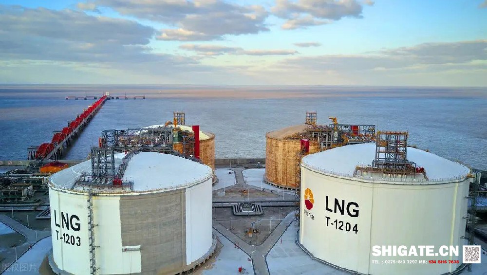 9NI（9%Ni鋼）是1944年開(kāi)發(fā)的W(Ni)一9%的中合金鋼，由美國(guó)國(guó)際鎳公司的產(chǎn)品研究實(shí)驗(yàn)室研制成功，它是一種低碳調(diào)質(zhì)鋼，組織為馬氏體加貝氏體。9Ni鋼板，又稱06Ni9DR低溫容器鋼板06Ni9DR執(zhí)行標(biāo)準(zhǔn)和成分性能詳解，是一種低溫壓力容器鋼板，主要用于低溫儲(chǔ)罐，LNG船舶及儲(chǔ)罐等低溫設(shè)備的制造。液化天然氣（LNG）動(dòng)力汽車運(yùn)輸船——7500車位汽車滾裝船由上海船舶研究設(shè)計(jì)院研發(fā)設(shè)計(jì)，是為德國(guó)大眾汽車集團(tuán)制造的。舞鋼為其研發(fā)生產(chǎn)40毫米厚、-196℃超低溫沖擊韌性的9Ni（鎳）優(yōu)質(zhì)鋼板，實(shí)現(xiàn)替代進(jìn)口。  v2-cfeb3434a8309bb0204f8d9273dc11d5_r.jpg  這種鋼材在極低溫度下具有良好的韌性和高強(qiáng)度，而且與奧氏體不銹鋼和鋁合金相比具有熱脹系數(shù)小，經(jīng)濟(jì)性好，使用溫度最低可達(dá)一196℃，自1960年通過(guò)研究證明不進(jìn)行焊后消除應(yīng)力熱處理亦可安全使用以來(lái)，9%Ni鋼就成為用于制造大型LNG儲(chǔ)罐的主要材料之一。鋼的主要特點(diǎn)是高鎳含量、高純凈度、較高強(qiáng)度、高的低溫沖擊韌性、良好焊接性能。通過(guò)研發(fā)，鋼材可以達(dá)到以下性能指標(biāo)： 9%Ni鋼：ReH≥585MPa，Rm = 680～820MPa，A≥18%，-196℃，AKv（T）≥150J，AKv（T）≥80J（歐盟標(biāo)準(zhǔn)）。  9Ni鋼是國(guó)內(nèi)外業(yè)界公認(rèn)的高技術(shù)含量、高生產(chǎn)難度的鋼種，屬于“鋼板上的皇冠”。船用9Ni鋼主要應(yīng)用于制造液化天然氣的存儲(chǔ)和運(yùn)輸裝置，是低溫鋼材中技術(shù)水平最高、生產(chǎn)難度最大、附加值最高的產(chǎn)品之一，能否生產(chǎn)此類產(chǎn)品，是鋼鐵企業(yè)整體技術(shù)水平的重要標(biāo)志。  作為國(guó)內(nèi)僅有的數(shù)家具備供應(yīng)高等級(jí)9Ni鋼的生產(chǎn)企業(yè)之一，河鋼舞鋼（0375-8137297）高度重視高等級(jí)9Ni鋼的開(kāi)發(fā)和應(yīng)用，研制的9Ni鋼順利通過(guò)6家主流船級(jí)社的認(rèn)證，具備了批量生產(chǎn)大型船用9Ni鋼能力，供貨我國(guó)某陸地LNG燃料儲(chǔ)罐項(xiàng)目建造，并且成功出口國(guó)外。    9Ni鋼板標(biāo)準(zhǔn)：    GB 24510-2009	EN 10028-4-2003	JIS G3127-2005	CCS-2007	ASME 9Ni490	X8Ni9+NT640	SL9N520	9Ni	SA-353 9Ni590A	X8Ni9+QT680	SL9N590	SA-553-1 9Ni590B	X7Ni9+QT680   執(zhí)行標(biāo)準(zhǔn)免費(fèi)下載：  GB_T 24510-2017 低溫壓力容器用鎳合金鋼板