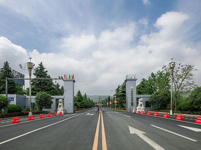 河鋼集團舞陽鋼鐵公司是我國寬厚鋼板生產(chǎn)科研基地。擁有4100mm+4100mm和4200mm+4300mm兩條技術(shù)先進的雙機架寬厚鋼板生產(chǎn)線，配套有國內(nèi)寬厚板行業(yè)優(yōu)勢明顯的鋼錠模鑄線及鋼板熱處理設(shè)施，具有雄厚的研發(fā)制造實力。具有年產(chǎn)鋼500萬噸、寬厚鋼板360萬噸、銷售收入200億元的綜合實力。