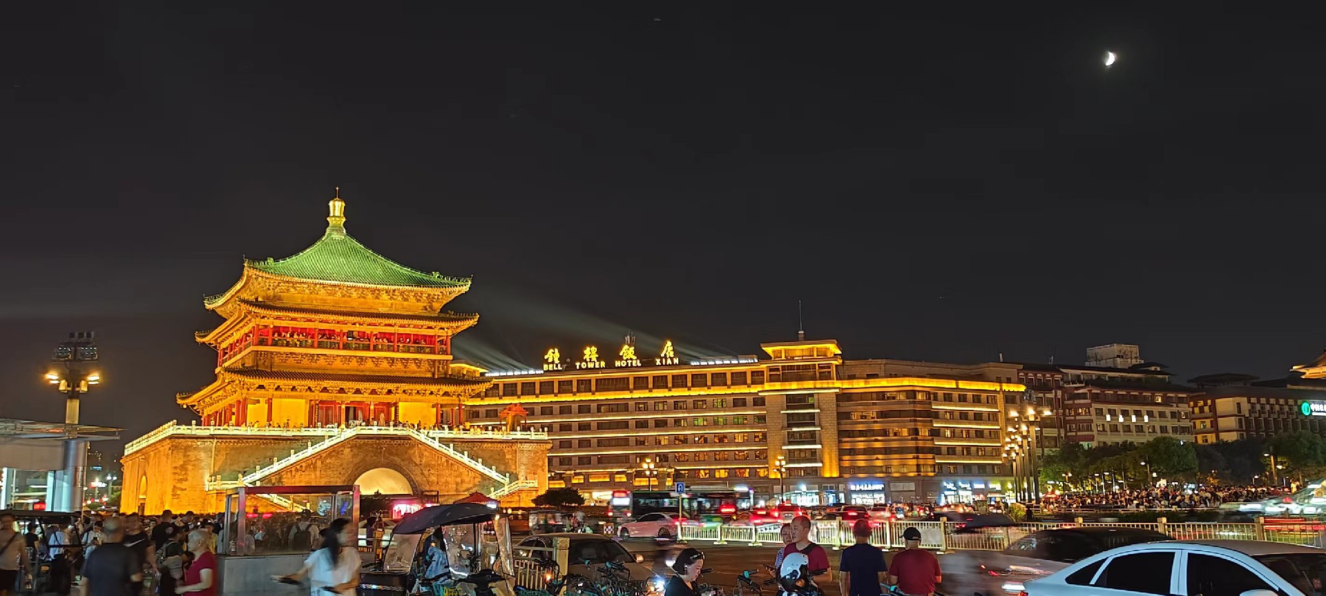 西安是國(guó)務(wù)院公布的首批國(guó)家歷史文化名城，有西周、秦、西漢、唐等在內(nèi)的13個(gè)朝代在此建都，是世界四大古都之一，中國(guó)古都學(xué)會(huì)認(rèn)定的中國(guó)建都朝代最多、帝都?xì)v史最長(zhǎng)的古都。曾經(jīng)作為中國(guó)首都和政治、經(jīng)濟(jì)、文化中心長(zhǎng)達(dá)1100多年。旅游景點(diǎn)有秦始皇兵馬俑博物館、大雁塔、陜西歷史博物館、華清池景區(qū)、碑林博物館等