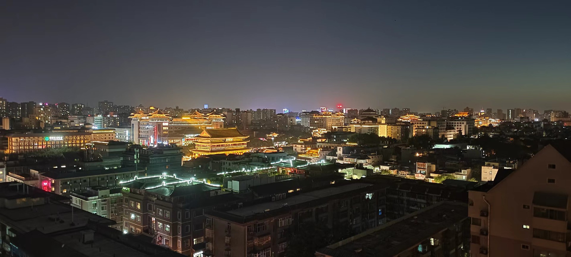 西安是國(guó)務(wù)院公布的首批國(guó)家歷史文化名城，有西周、秦、西漢、唐等在內(nèi)的13個(gè)朝代在此建都，是世界四大古都之一，中國(guó)古都學(xué)會(huì)認(rèn)定的中國(guó)建都朝代最多、帝都?xì)v史最長(zhǎng)的古都。曾經(jīng)作為中國(guó)首都和政治、經(jīng)濟(jì)、文化中心長(zhǎng)達(dá)1100多年。旅游景點(diǎn)有秦始皇兵馬俑博物館、大雁塔、陜西歷史博物館、華清池景區(qū)、碑林博物館等