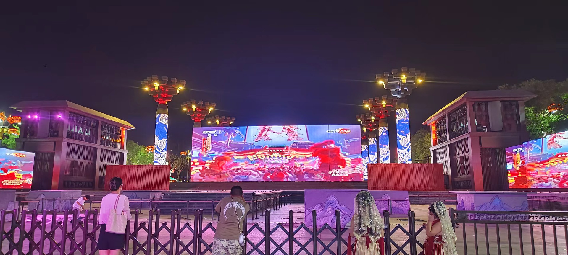 西安是國(guó)務(wù)院公布的首批國(guó)家歷史文化名城，有西周、秦、西漢、唐等在內(nèi)的13個(gè)朝代在此建都，是世界四大古都之一，中國(guó)古都學(xué)會(huì)認(rèn)定的中國(guó)建都朝代最多、帝都?xì)v史最長(zhǎng)的古都。曾經(jīng)作為中國(guó)首都和政治、經(jīng)濟(jì)、文化中心長(zhǎng)達(dá)1100多年。旅游景點(diǎn)有秦始皇兵馬俑博物館、大雁塔、陜西歷史博物館、華清池景區(qū)、碑林博物館等