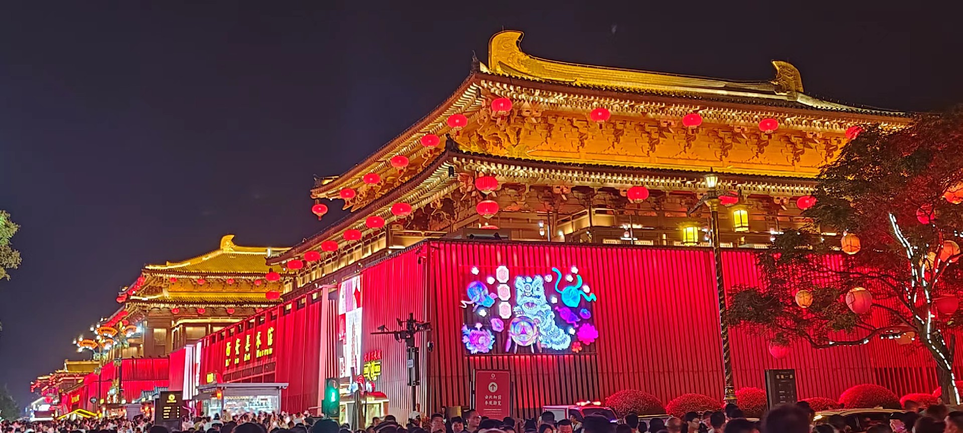 西安是國(guó)務(wù)院公布的首批國(guó)家歷史文化名城，有西周、秦、西漢、唐等在內(nèi)的13個(gè)朝代在此建都，是世界四大古都之一，中國(guó)古都學(xué)會(huì)認(rèn)定的中國(guó)建都朝代最多、帝都?xì)v史最長(zhǎng)的古都。曾經(jīng)作為中國(guó)首都和政治、經(jīng)濟(jì)、文化中心長(zhǎng)達(dá)1100多年。旅游景點(diǎn)有秦始皇兵馬俑博物館、大雁塔、陜西歷史博物館、華清池景區(qū)、碑林博物館等