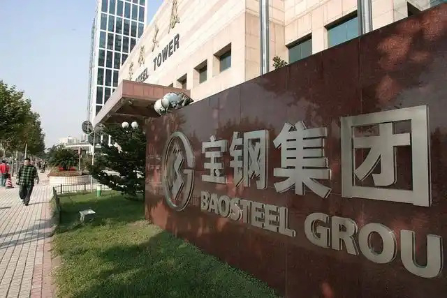 鋼鐵行業(yè)是全球工業(yè)體系中的重要支柱之一,其產(chǎn)品廣泛應用于基礎(chǔ)設(shè)施建設(shè)、機械制造、汽車工業(yè)等領(lǐng)域。隨著全球工業(yè)化進程的不斷深入,鋼鐵行業(yè)呈現(xiàn)出國際化競爭格局。在眾多鋼鐵制造企業(yè)中,有6家公司以其出色的經(jīng)營業(yè)績和強大的市場地位脫穎而出,成為了世界鋼鐵制造業(yè)的領(lǐng)軍企業(yè)。  第一，是總部位于中國的寶鋼集團。寶鋼集團創(chuàng)立于1992年,作為中國最大的鋼鐵生產(chǎn)企業(yè),其年產(chǎn)鋼鐵超過1億噸,在全球鋼鐵企業(yè)中居首位。寶鋼集團擁有先進的煉鋼技術(shù)和完善的產(chǎn)業(yè)鏈,產(chǎn)品涵蓋了碳鋼、合金鋼、不銹鋼等多個品類,廣泛應用于汽車、家電、建筑等領(lǐng)域。在國內(nèi)市場上,寶鋼集團占據(jù)主導地位,同時也積極拓展海外市場,在全球范圍內(nèi)享有較高的品牌知名度。   第二，是同樣總部設(shè)在中國的武鋼集團。武鋼集團成立于1958年,是中國最早的鋼鐵生產(chǎn)企業(yè)之一,擁有悠久的歷史和豐富的生產(chǎn)經(jīng)驗。該集團主營碳鋼和合金鋼的生產(chǎn),年產(chǎn)量超過5000萬噸,位居全球第二。武鋼集團不僅在國內(nèi)市場占有重要地位,同時也積極開拓海外市場,產(chǎn)品遠銷歐洲、東南亞等地區(qū)。近年來,武鋼集團通過并購重組等方式不斷擴大產(chǎn)能,提升了其在全球鋼鐵行業(yè)的影響力。   第三，是總部位于印度的塔塔鋼鐵公司。塔塔鋼鐵公司成立于1907年,是全球歷史最悠久的鋼鐵制造企業(yè)之一。該公司年產(chǎn)鋼鐵超過1800萬噸,產(chǎn)品涵蓋了碳鋼、合金鋼、不銹鋼等種類,廣泛應用于汽車、基礎(chǔ)設(shè)施、機械制造等領(lǐng)域。憑借雄厚的技術(shù)實力和優(yōu)秀的管理團隊,塔塔鋼鐵公司在全球鋼鐵市場上占據(jù)了重要地位,在發(fā)展中國家市場尤其具有優(yōu)勢。   第四，是總部位于日本的新日鐵住金株式會社。新日鐵住金株式會社是日本最大的鋼鐵制造企業(yè),年產(chǎn)鋼鐵約4500萬噸,位居全球第四。該公司擁有業(yè)內(nèi)領(lǐng)先的技術(shù)水平,在煉鋼、軋鋼等工藝上均有很強的競爭力。同時,新日鐵住金還積極推動產(chǎn)品創(chuàng)新,開發(fā)出多種高性能鋼材,廣泛應用于汽車制造、電子電器等行業(yè)。憑借雄厚的技術(shù)實力和優(yōu)質(zhì)的產(chǎn)品,新日鐵住金在日本國內(nèi)以及東亞地區(qū)市場占據(jù)主導地位。   第五,是總部位于韓國的POSCO。POSCO創(chuàng)立于1968年,是韓國最大的鋼鐵制造企業(yè),年產(chǎn)鋼鐵約4000萬噸。POSCO在煉鋼技術(shù)、產(chǎn)品研發(fā)等方面均處于業(yè)內(nèi)領(lǐng)先水平,旗下?lián)碛卸嗉液Ｍ庾庸?業(yè)務覆蓋全球主要市場。近年來,POSCO不斷優(yōu)化產(chǎn)品結(jié)構(gòu),提升高附加值鋼材的占比,在汽車制造、電子等領(lǐng)域具有較強的市場競爭力。憑借優(yōu)秀的經(jīng)營業(yè)績和穩(wěn)健的財務狀況,POSCO在全球鋼鐵行業(yè)中占據(jù)重要地位。   第六,是總部位于美國的美國鋼鐵公司。美國鋼鐵公司創(chuàng)立于1901年,是美國最大的鋼鐵制造企業(yè),年產(chǎn)鋼鐵約1600萬噸。該公司在碳鋼、不銹鋼等品類的生產(chǎn)上均具有較強的技術(shù)實力,產(chǎn)品廣泛應用于汽車制造、基礎(chǔ)設(shè)施建設(shè)等領(lǐng)域。近年來,美國鋼鐵公司通過資產(chǎn)重組和技術(shù)創(chuàng)新等措施,不斷提升自身競爭力,在北美市場保持領(lǐng)先地位。   舉報/反饋