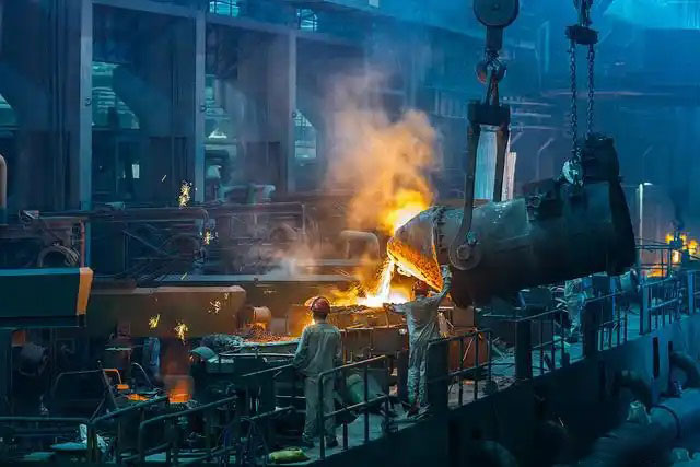 鋼鐵行業(yè)是全球工業(yè)體系中的重要支柱之一,其產(chǎn)品廣泛應用于基礎(chǔ)設(shè)施建設(shè)、機械制造、汽車工業(yè)等領(lǐng)域。隨著全球工業(yè)化進程的不斷深入,鋼鐵行業(yè)呈現(xiàn)出國際化競爭格局。在眾多鋼鐵制造企業(yè)中,有6家公司以其出色的經(jīng)營業(yè)績和強大的市場地位脫穎而出,成為了世界鋼鐵制造業(yè)的領(lǐng)軍企業(yè)。  第一，是總部位于中國的寶鋼集團。寶鋼集團創(chuàng)立于1992年,作為中國最大的鋼鐵生產(chǎn)企業(yè),其年產(chǎn)鋼鐵超過1億噸,在全球鋼鐵企業(yè)中居首位。寶鋼集團擁有先進的煉鋼技術(shù)和完善的產(chǎn)業(yè)鏈,產(chǎn)品涵蓋了碳鋼、合金鋼、不銹鋼等多個品類,廣泛應用于汽車、家電、建筑等領(lǐng)域。在國內(nèi)市場上,寶鋼集團占據(jù)主導地位,同時也積極拓展海外市場,在全球范圍內(nèi)享有較高的品牌知名度。   第二，是同樣總部設(shè)在中國的武鋼集團。武鋼集團成立于1958年,是中國最早的鋼鐵生產(chǎn)企業(yè)之一,擁有悠久的歷史和豐富的生產(chǎn)經(jīng)驗。該集團主營碳鋼和合金鋼的生產(chǎn),年產(chǎn)量超過5000萬噸,位居全球第二。武鋼集團不僅在國內(nèi)市場占有重要地位,同時也積極開拓海外市場,產(chǎn)品遠銷歐洲、東南亞等地區(qū)。近年來,武鋼集團通過并購重組等方式不斷擴大產(chǎn)能,提升了其在全球鋼鐵行業(yè)的影響力。   第三，是總部位于印度的塔塔鋼鐵公司。塔塔鋼鐵公司成立于1907年,是全球歷史最悠久的鋼鐵制造企業(yè)之一。該公司年產(chǎn)鋼鐵超過1800萬噸,產(chǎn)品涵蓋了碳鋼、合金鋼、不銹鋼等種類,廣泛應用于汽車、基礎(chǔ)設(shè)施、機械制造等領(lǐng)域。憑借雄厚的技術(shù)實力和優(yōu)秀的管理團隊,塔塔鋼鐵公司在全球鋼鐵市場上占據(jù)了重要地位,在發(fā)展中國家市場尤其具有優(yōu)勢。   第四，是總部位于日本的新日鐵住金株式會社。新日鐵住金株式會社是日本最大的鋼鐵制造企業(yè),年產(chǎn)鋼鐵約4500萬噸,位居全球第四。該公司擁有業(yè)內(nèi)領(lǐng)先的技術(shù)水平,在煉鋼、軋鋼等工藝上均有很強的競爭力。同時,新日鐵住金還積極推動產(chǎn)品創(chuàng)新,開發(fā)出多種高性能鋼材,廣泛應用于汽車制造、電子電器等行業(yè)。憑借雄厚的技術(shù)實力和優(yōu)質(zhì)的產(chǎn)品,新日鐵住金在日本國內(nèi)以及東亞地區(qū)市場占據(jù)主導地位。   第五,是總部位于韓國的POSCO。POSCO創(chuàng)立于1968年,是韓國最大的鋼鐵制造企業(yè),年產(chǎn)鋼鐵約4000萬噸。POSCO在煉鋼技術(shù)、產(chǎn)品研發(fā)等方面均處于業(yè)內(nèi)領(lǐng)先水平,旗下?lián)碛卸嗉液Ｍ庾庸?業(yè)務覆蓋全球主要市場。近年來,POSCO不斷優(yōu)化產(chǎn)品結(jié)構(gòu),提升高附加值鋼材的占比,在汽車制造、電子等領(lǐng)域具有較強的市場競爭力。憑借優(yōu)秀的經(jīng)營業(yè)績和穩(wěn)健的財務狀況,POSCO在全球鋼鐵行業(yè)中占據(jù)重要地位。   第六,是總部位于美國的美國鋼鐵公司。美國鋼鐵公司創(chuàng)立于1901年,是美國最大的鋼鐵制造企業(yè),年產(chǎn)鋼鐵約1600萬噸。該公司在碳鋼、不銹鋼等品類的生產(chǎn)上均具有較強的技術(shù)實力,產(chǎn)品廣泛應用于汽車制造、基礎(chǔ)設(shè)施建設(shè)等領(lǐng)域。近年來,美國鋼鐵公司通過資產(chǎn)重組和技術(shù)創(chuàng)新等措施,不斷提升自身競爭力,在北美市場保持領(lǐng)先地位。   舉報/反饋